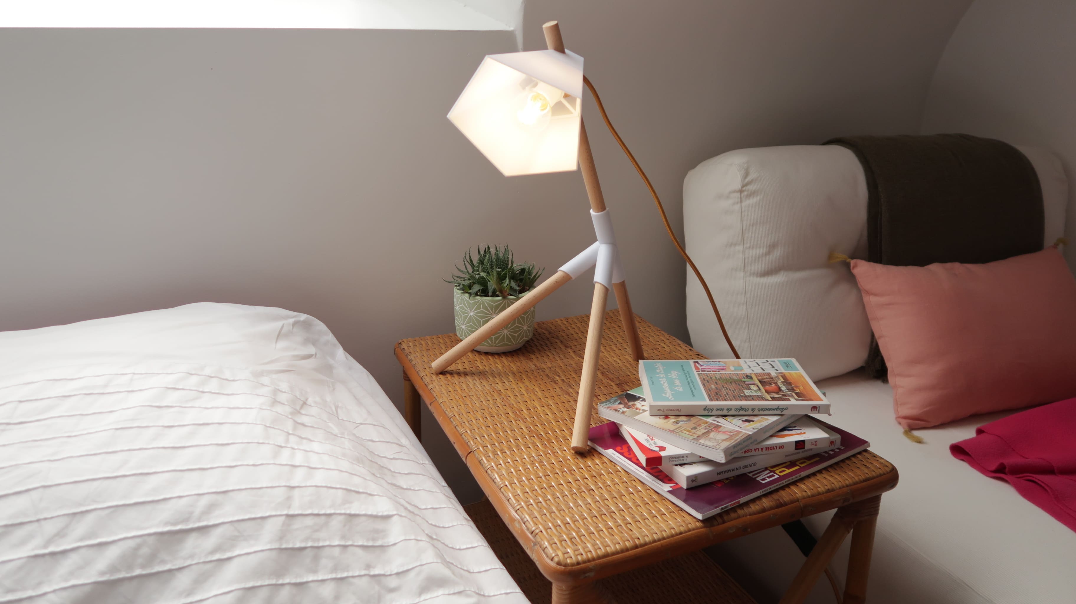 Lampe bulle de lumière : lampe à poser faite main, en bois et papier mâché  : luminaires par fairy-lumina-boutique